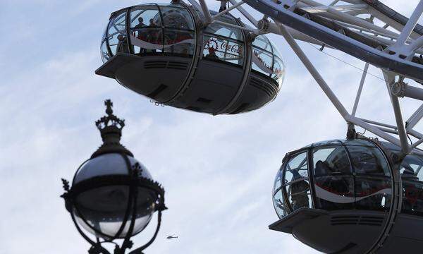 Das weltberühmte Riesenrad "London Eye" wurde zeitweise angehalten. Die Menschen saßen in den Kabinen fest, wie die Betreiber der Attraktion auf Twitter mitteilten. Man habe in ständigem Kontakt mit den Gästen gestanden, hieß es.