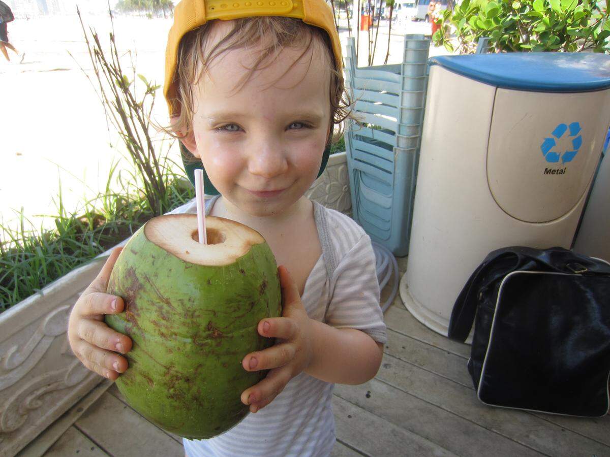 Die Kokosnuss mit Strohhalm wurde jedenfalls schon einmal von der Stadtverwaltung des agilen Bürgermeisters Eduardo Paes verboten – „hygienische Gründe“ (oder doch Verträge mit den Getränkemultis?) sprechen nun plötzlich gegen sie.