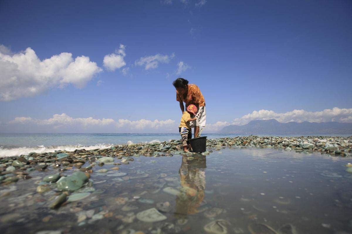 In Indonesien wird der Muttertag am 22. Dezember gefeiert. Er wurde 1959 als nationaler Feiertag eingeführt und soll die aktive Rolle der Mutter und Frau in der Familie, aber auch im Staat hervorheben. Entsprechend gibt es nicht nur Geschenke, sondern auch Seminare über die Entwicklung der Frau. Dies soll ihnen Lust machen, ihren Platz am Herd um einen beruflichen zu erweitern.