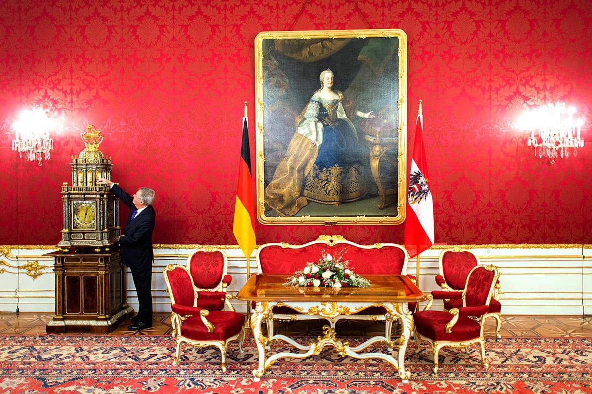 Christian Bruna: Time to say goodbye; EPA – european pressphoto agency Bundespräsident Heinz Fischer sieht auf eine Standuhr, während er in der Hofburg auf den amtierenden OSZE-Vorsitzenden und deutschen Außenminister Frank-Walter Steinmeier wartet.