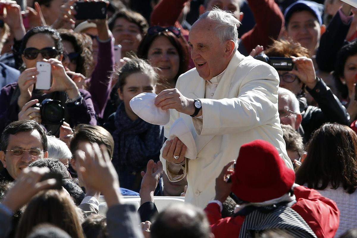 Mittwoch ist Audienztag, jeden Mittwoch, sofern der Papst im Vatikan verweilt; also auch in der Karwoche. Wie gewohnt nahm Papst Franziskus ein Bad in Menge und tauschte auch - wie es die Tradition vorsieht - mit einem Pilger seinen Pileolus, das weiße Käppchen.