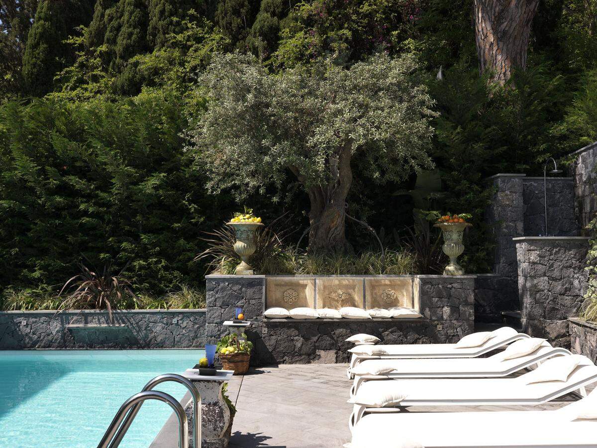 Mit Außenpool und Meerblick punktet die Villa in Taormina mit rund 550 Wohnfläche auf drei Etagen.