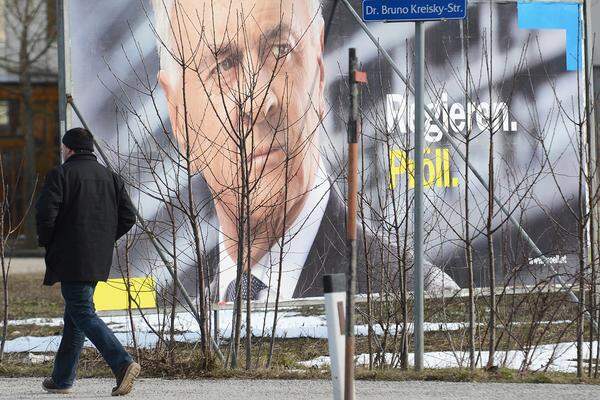 Das niederösterreichische Wahlrecht macht es möglich: Wer auf dem Stimmzettel Erwin Pröll und eine andere Partei als die ÖVP ankreuzt, der wählt die ÖVP. In Österreichs größtem Bundesland gilt nämlich Vorzugsstimme vor Partei, weshalb Erwin Pröll auch von etlichen Plakatwänden lacht.