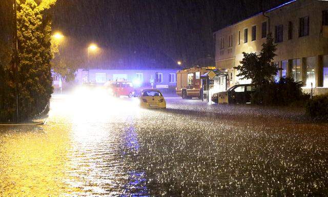 Unwetter beschaeftigt Helfer 