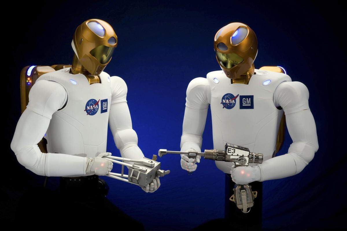 Die Roboter der NASA sind in der Lage mit Werkzeug Arbeiten zu verrichten. Dabei sollen sie aber nicht nur am Boden, sondern auch im All zum Einsatz kommen. 