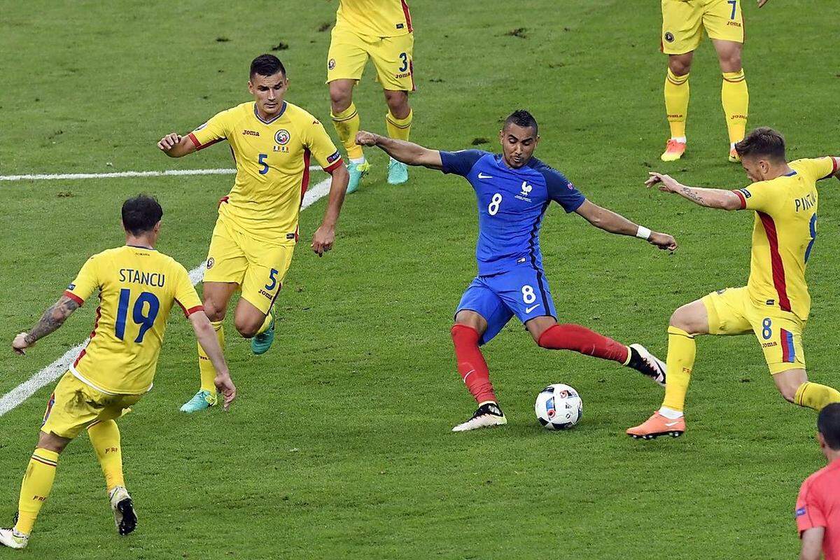 Dimitri Payet nimmt es im Auftaktspiel gleich mit mehreren Rumänen auf und schießt Frankreich mit dem späten 2:1-Siegtreffer ins Glück.