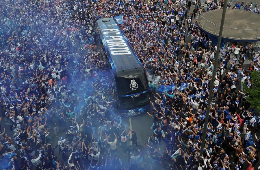 <strong>2. Mai.</strong> Fans des FC Porto umringen vor dem Spiel den Mannschaftsbus vor dem Stadion.