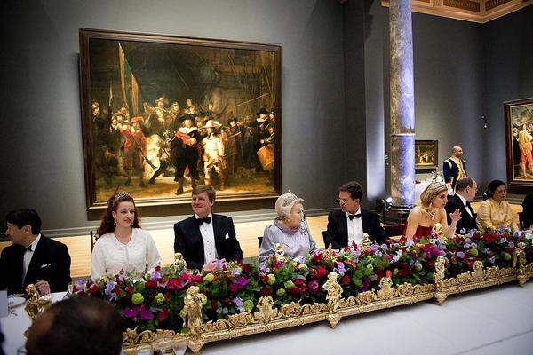 Am Vorabend des Thronwechsels stand ein Festessen mit Ehrengästen im neu eröffneten Rijksmuseum vor Rembrandts berühmter "Nachtwache" von 1642 auf dem Programm. Gegessen wurde unter anderem frischer Spargel aus der südniederländischen Region Brabant.