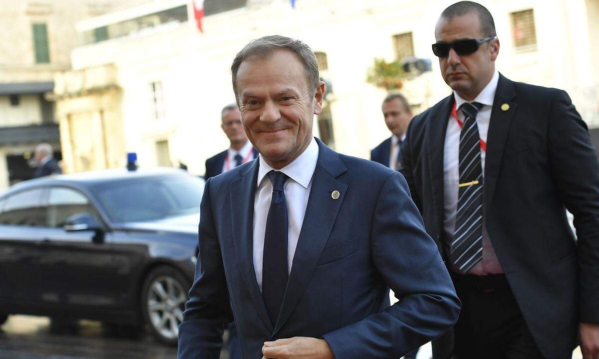 In allen EU-Mitgliedsstaaten bekannt, ist Donald Tusk, seit 2014 Präsident des Europäischen Rats. Der gebürtige Pole begann seine politische Karriere als Teil der demokratischen Bewegung Solidarnost in seiner Heimatstadt Danzig. Nach dem Sturz des Kommunismus in Polen wurde Tusk politisch tätig, war unter anderem Abgeordneter des Sejm (des Polnischen Parlaments), bis er von 2007 bis 2014 als Premierminister von Polen diente.