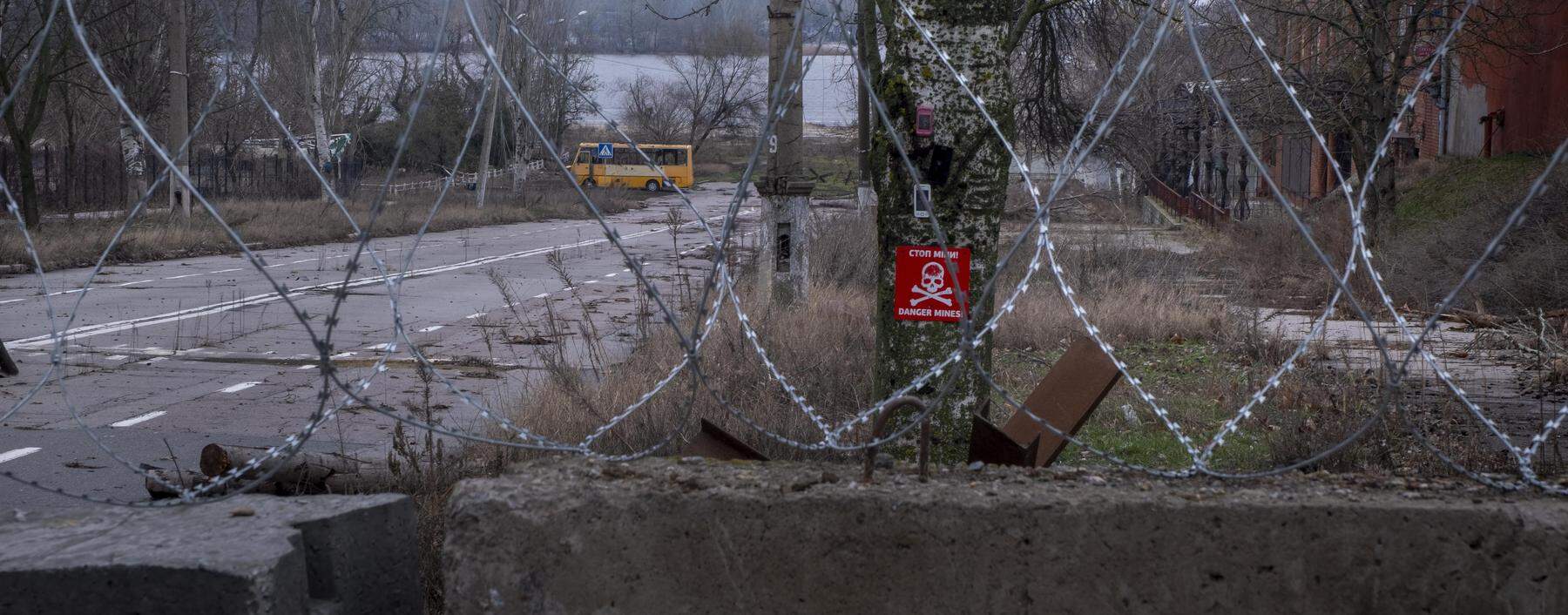 Angst vor Scharfschützen. Die Ukrainer haben den Zugang zum Fluss verbarrikadiert.