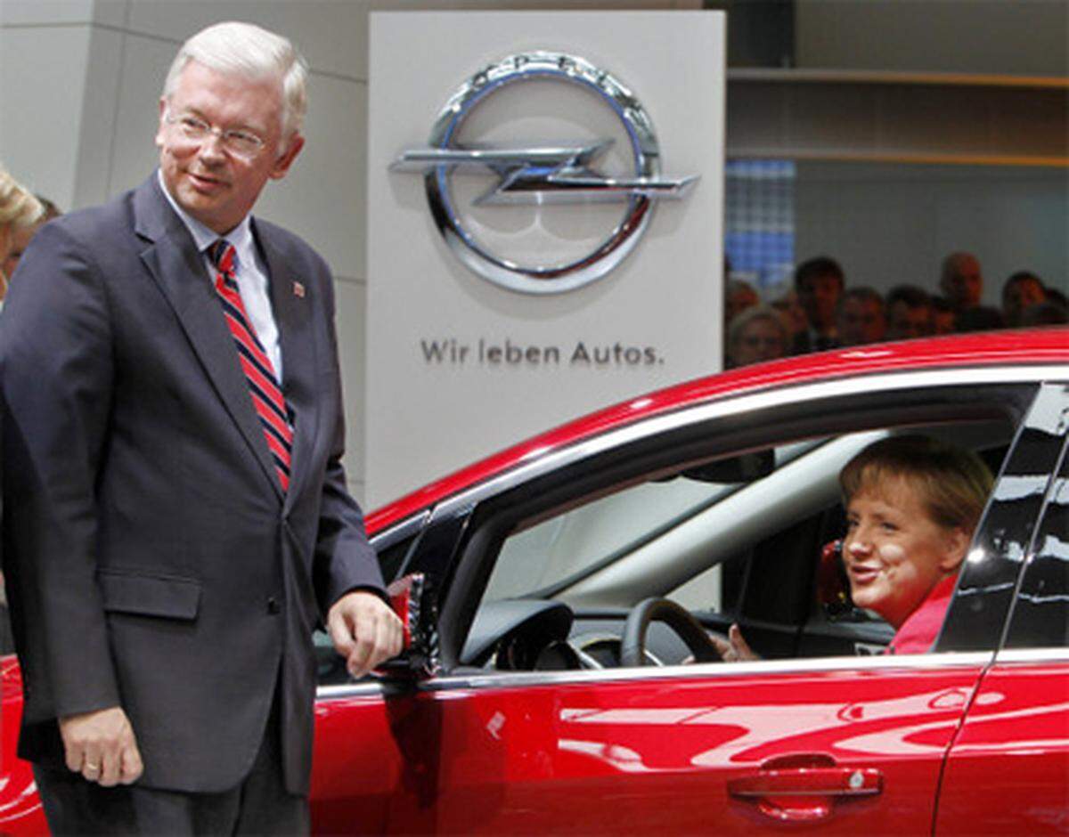 Das musste natürlich auch sein: Bei der Automobil-Ausstellung IAA in Frankfurt lobte sich Merkel selbst - die Regierung hatte den Opel-Deal mit Magna unter Dach und Fach bekommen. Nicht nur am Steuer von Deutschland, auch am Steuer von Opel wollte Merkel eine gute Figur machen.