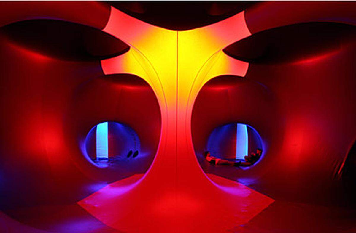 Rückzugsort: Im aufblasbaren 3-D Luminarium des britischen Designers Alain Parkinson können die Festivalbesucher relaxen...