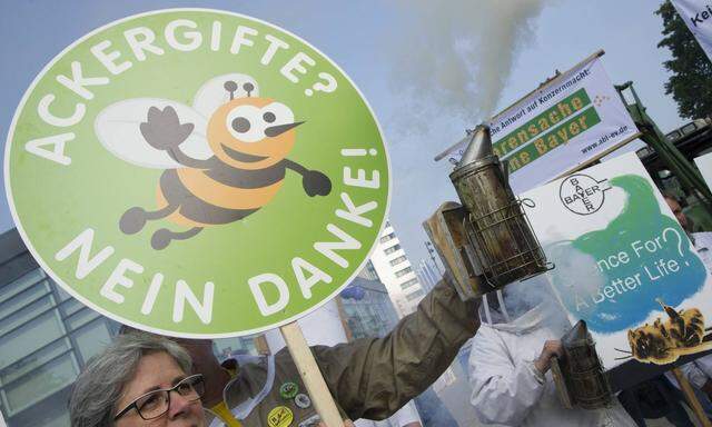 Aktivisten protestieren gegen die Fusion von Bayer und Monsanto gegen Glyphosat Landwirte gegen S