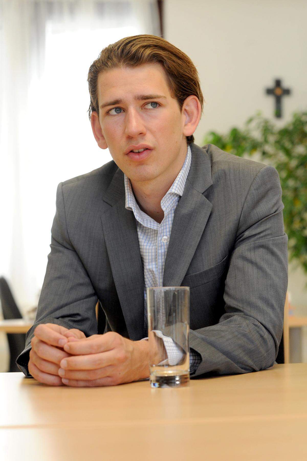 "Ich war schon vorher kein allzu großer Depp, und ich bin auch jetzt kein Superstar."  VP-Staatssekretär Sebastian Kurz gibt den Pragmatiker.