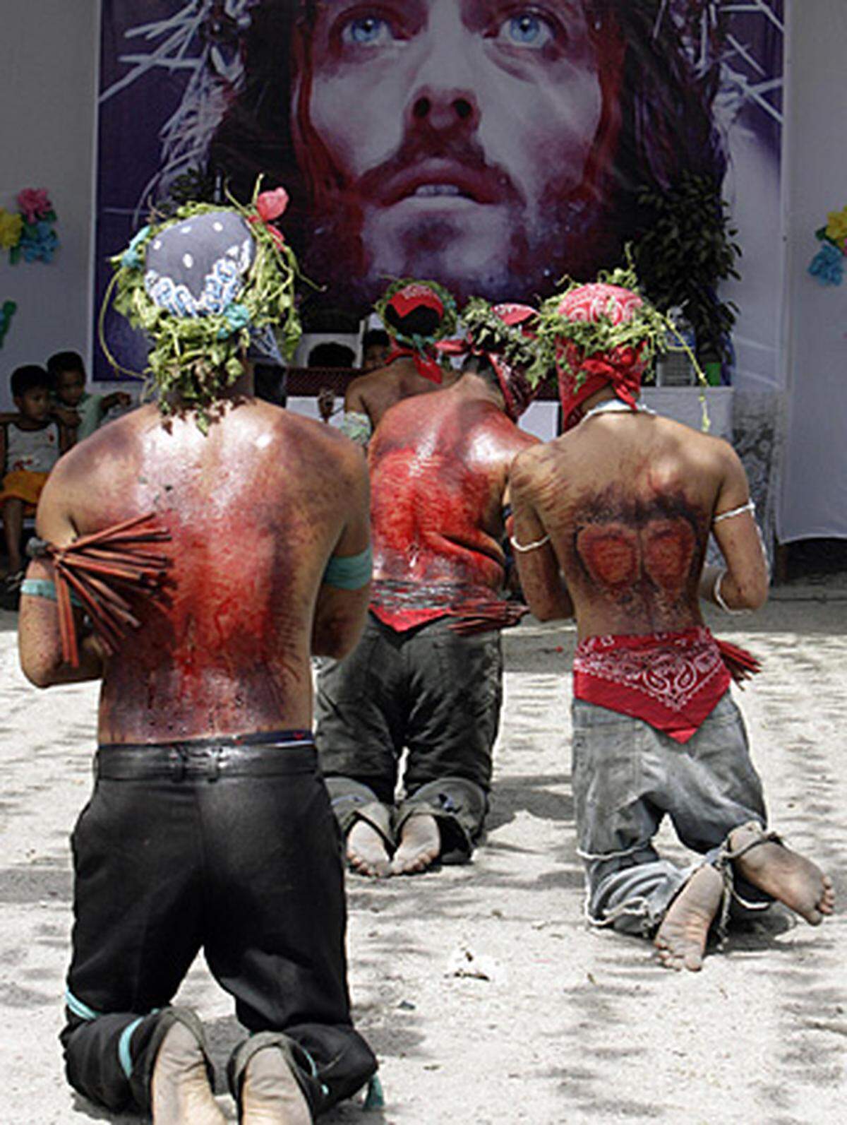 Vor der Kreuzigung geißeln sich die Männer selbst.Weiter: Blutiges Oster-Schauspiel: Eindrücke aus San Fernando