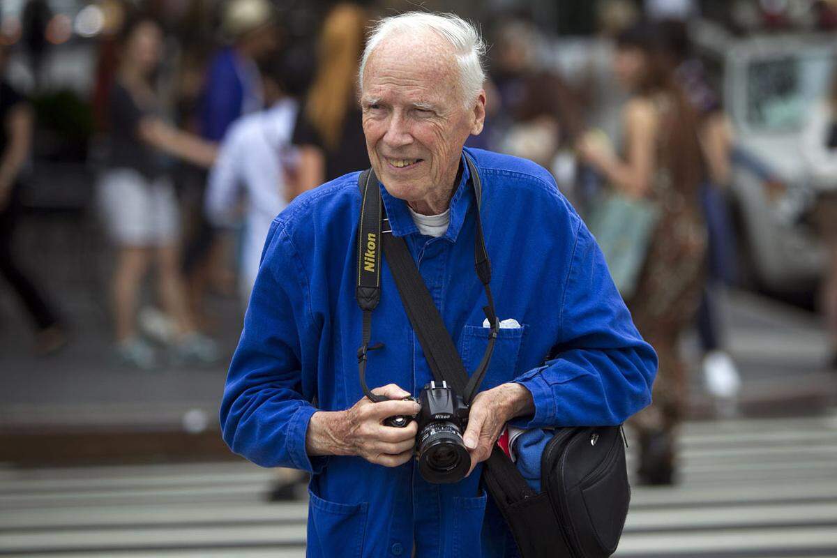 Fotograf Bill Cunningham gilt als Erfinder der Streetstyle-Fotografie. Noch vor Blogs wie "The Sartorialist" fing er den Stil der Straße für "The New York Times" ein. Nach wie vor fotografiert er in seiner zum Markenzeichen gewordenen blauen Jacke die modemutigen New Yorker. Doch auch in den ersten Reihen der Shows ist der Altmeister zu finden.