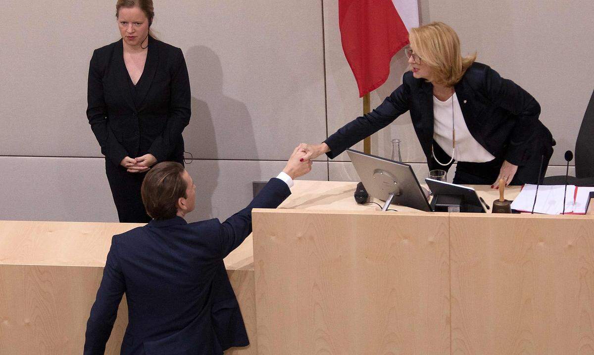 ... einen Handshake für die Zweite Nationalratspräsidentin Doris Bures (SPÖ) ...