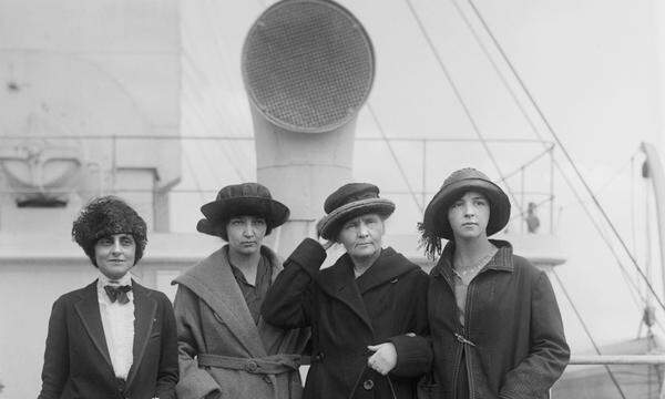 Auf dem Schiff Olympic, einem Schwesterschiff der Titanic, reiste Marie Curie 1921 mit ihren Töchtern in die USA.  Rechts von ihr die 17-jährige Ève, links von ihr die 24-jährige Irène.