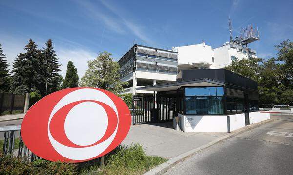Symbolbild: Das Logo des ORF vor dem Haupteingang zum ORF-Zentrum am Wiener Küniglberg