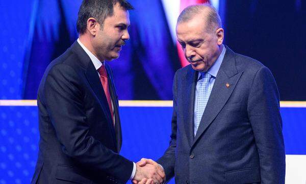 Der türkische Präsident, Recep Tayyip Erdogan, stellt Murat Kurum (l.) als Kandidaten vor. 