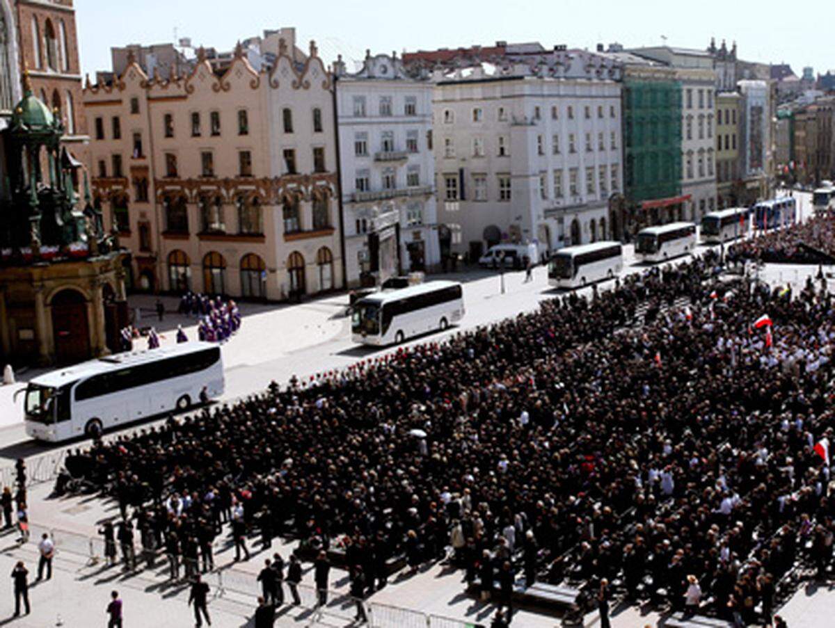 Zehntausende Menschen haben sich am Sonntag in Krakau versammelt, Kaczynski und seiner Frau Maria die letzte Ehre zu erweisen. Die Polizei sprach am Mittag von 60.000 Trauernden, die im Zentrum der alten Königsstadt ausharrten.