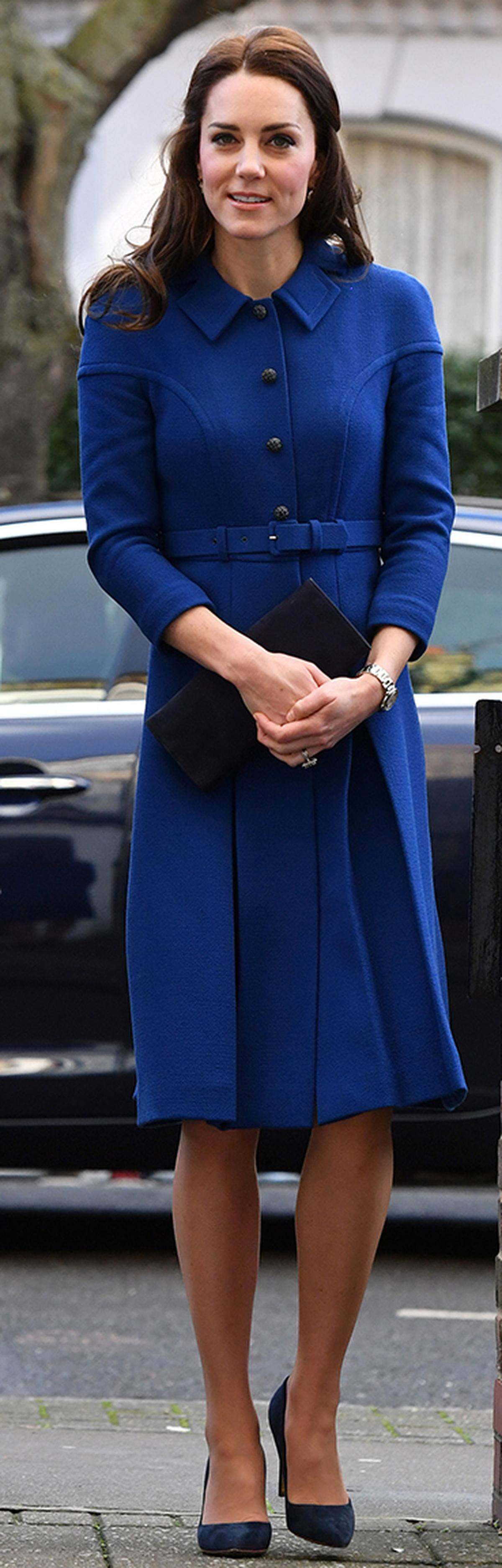 Wie viele Mäntel besitzt Kate Middleton? Wir können nur raten, tippen aber auf 5321 Exemplare, die sie vermutlich in einem riesig großen, klimatisierten Mantelarchiv aufbewahrt, das von fünf Vollzeitangestellten betreut wird.