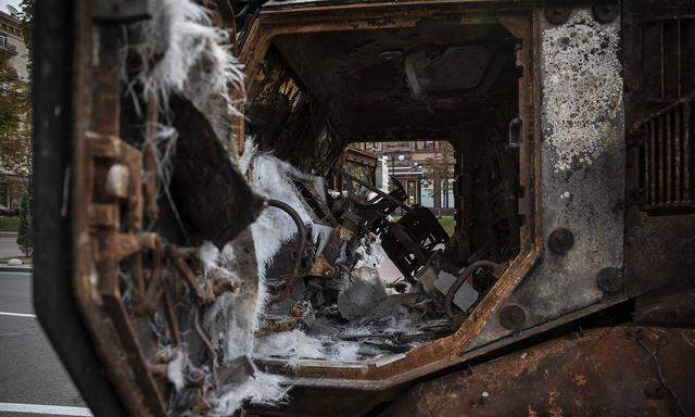 Die Innenansicht eines zerstörten russischen Militärlasters in Kiew. 
