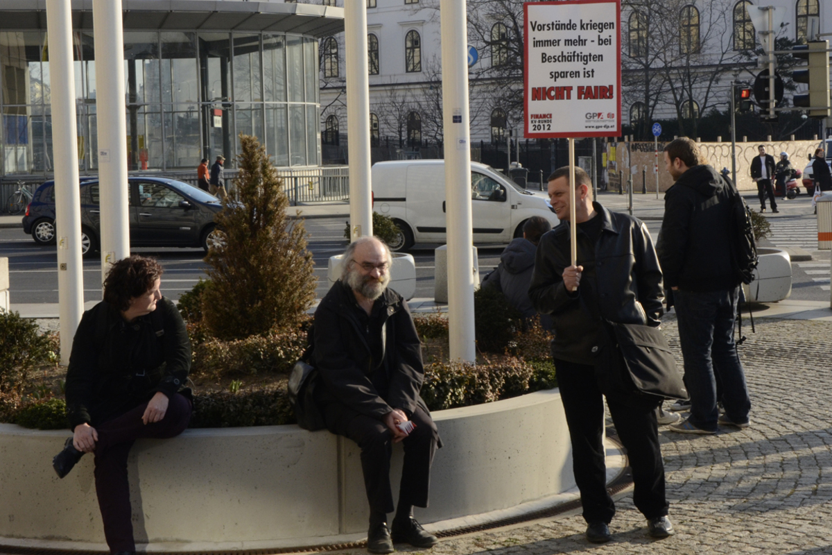 Ein Raiffeisen-Mitarbeiter, der extra aus Krems angereist war, befürchtete, dass die Bevölkerung wohl wenig Verständnis für die Anliegen der Bankangestellten zeigen werde. Der Protestmarsch könnte sogar gegenteilig wirken.