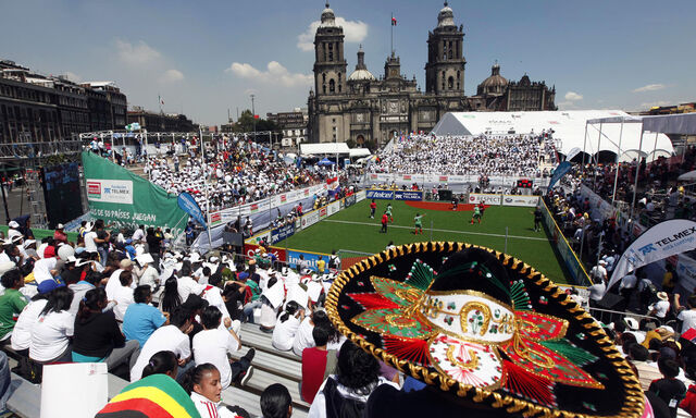 Vom Rand der Gesellschaft in den Mittelpunkt der Stadt: Der Homeless World Cup wird bewusst auf zentralen Plätzen gespielt, so auch im Vorjahr in Mexiko-Stadt.