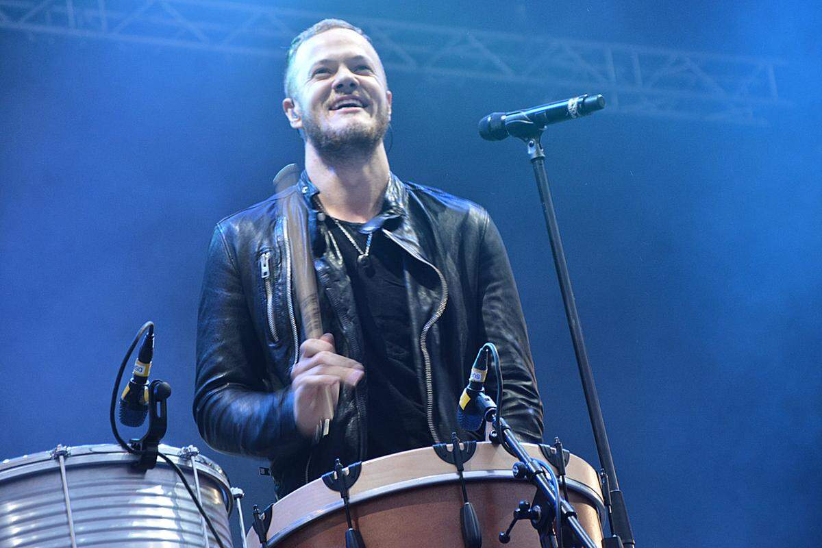 Wien sei einer seiner zwei Lieblingsorte auf der ganzen Welt, erzählte Sänger und Percussionist Dan Reynolds. "Ehrlich", versicherte er. Der Festivalgig schien Imagine Dragons sichtlich Spaß zu machen, was - auch dank auf Ö3 in Dauerschleife gespielter Hits - das Publikum goutierte.