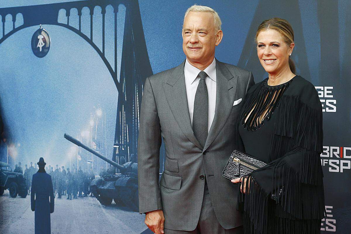 Ganz ungewohnt mit weißen Haaren zeigte sich Tom Hanks bei der Premiere von "Bridge of Spies" vergangenen November. Das Alter geht offenbar auch an einem der beliebtesten Schauspieler Hollywoods nicht spurlos vorüber. Am Samstag, dem 9. Juli, feierte der zweifache Oscar-Preisträger und vierfache Golden Globe-Gewinner seinen 60. Geburtstag.  Im Bild: Tom Hanks mit Ehefrau Rita Wilson