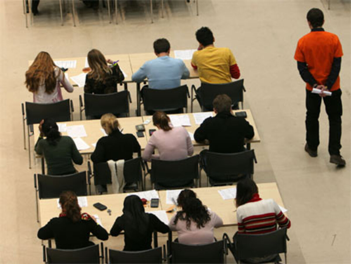 Österreich hat mit dem Notfallsparagrafen in der UG-Novelle dafür gesorgt, dass in jenen Fächern, in denen in einem deutschen Bundesland, ja selbst an einer einzelnen deutschen Universität ein Numerus clausus besteht, eine Zugangsbeschränkung eingeführt werden kann. Wenn aber eine deutsche Beschränkung erst im Sommer verfügt wird, kommt dieser Paragraf für Österreichs Universitäten zu spät. Da sind die Nachbarn bereits da.