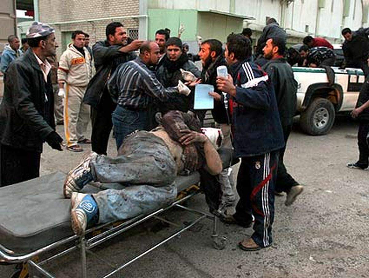 Ein Selbstmordattentäter zündet eine Tonne Sprengstoff in einem Lastwagen auf einem Markt in einem Bagdader Viertel und tötet rund 135 Menschen.