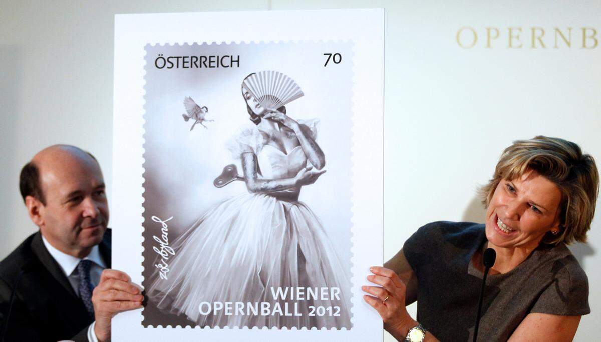 Das Plakat zum Opernball 2012 stammt von der Künstlerin Zoé Byland von der Künstlerplattform Bäckerstraße 4. Zum ersten Mal gibt es auch eine eigene Sonderbriefmarke.