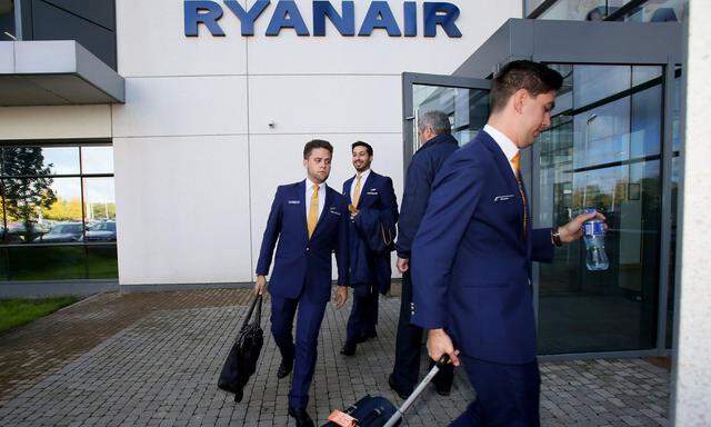 FILES-BRITAIN-IRELAND-AVIATION-RYANAIR-UNIONS-STRIKE-LABOUR