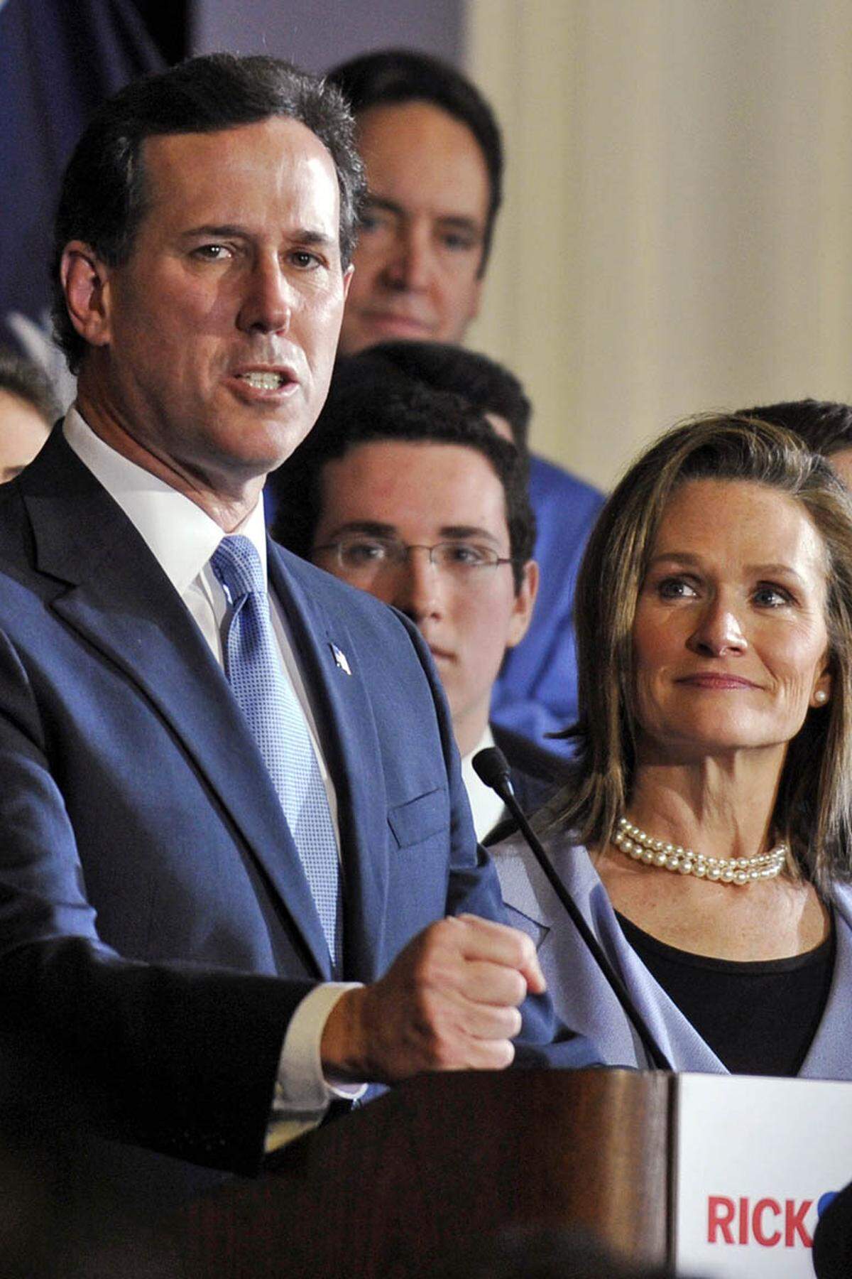 Rick Santorum hat im Vorwahlkampf der Republikaner auf eine Dreierstrategie gesetzt: Familie, Glaube und Freiheit waren die Schlagworte, unter die er seine Bewerbung gestellt hat. Der tiefgläubige Katholik bediente mit seiner strikten Absage an Abtreibung und Homo-Ehe vor allem die Anliegen der religiösen Rechten. Santorums Strategie ging aber nicht auf. Nach mehreren Niederlagen gegen Mitt Romney zog er seine Bewerbung Mitte April zurück.