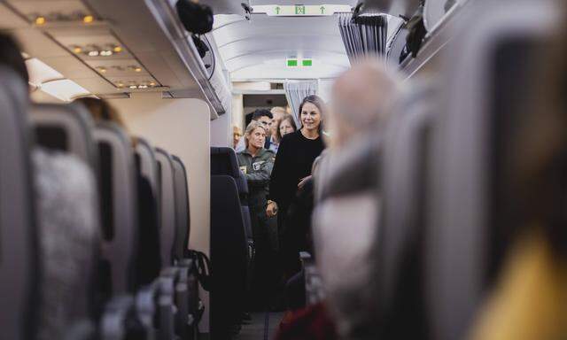 Die deutsche Außenministerin Baerbock spricht zu zivilen Passagieren in der Regierungsmaschine A321 neo, die die Passagiere nach Berlin bringen wird, in Tel Aviv. Einer der letzten Flüge.