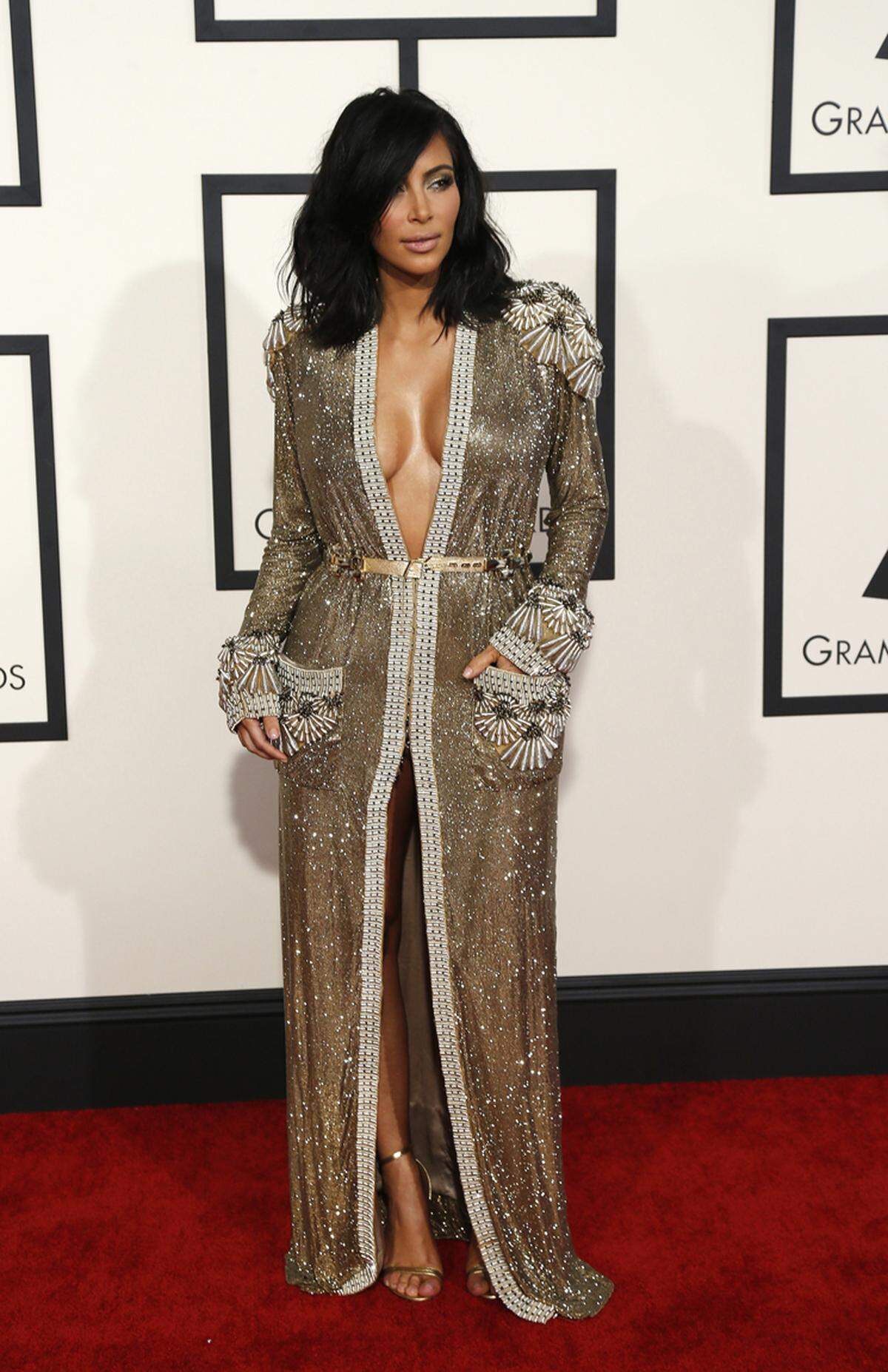 Kim Kardashian, Ehefrau von Kanye West, in einer goldenen Mantelrobe von Jean Paul Gaultier.
