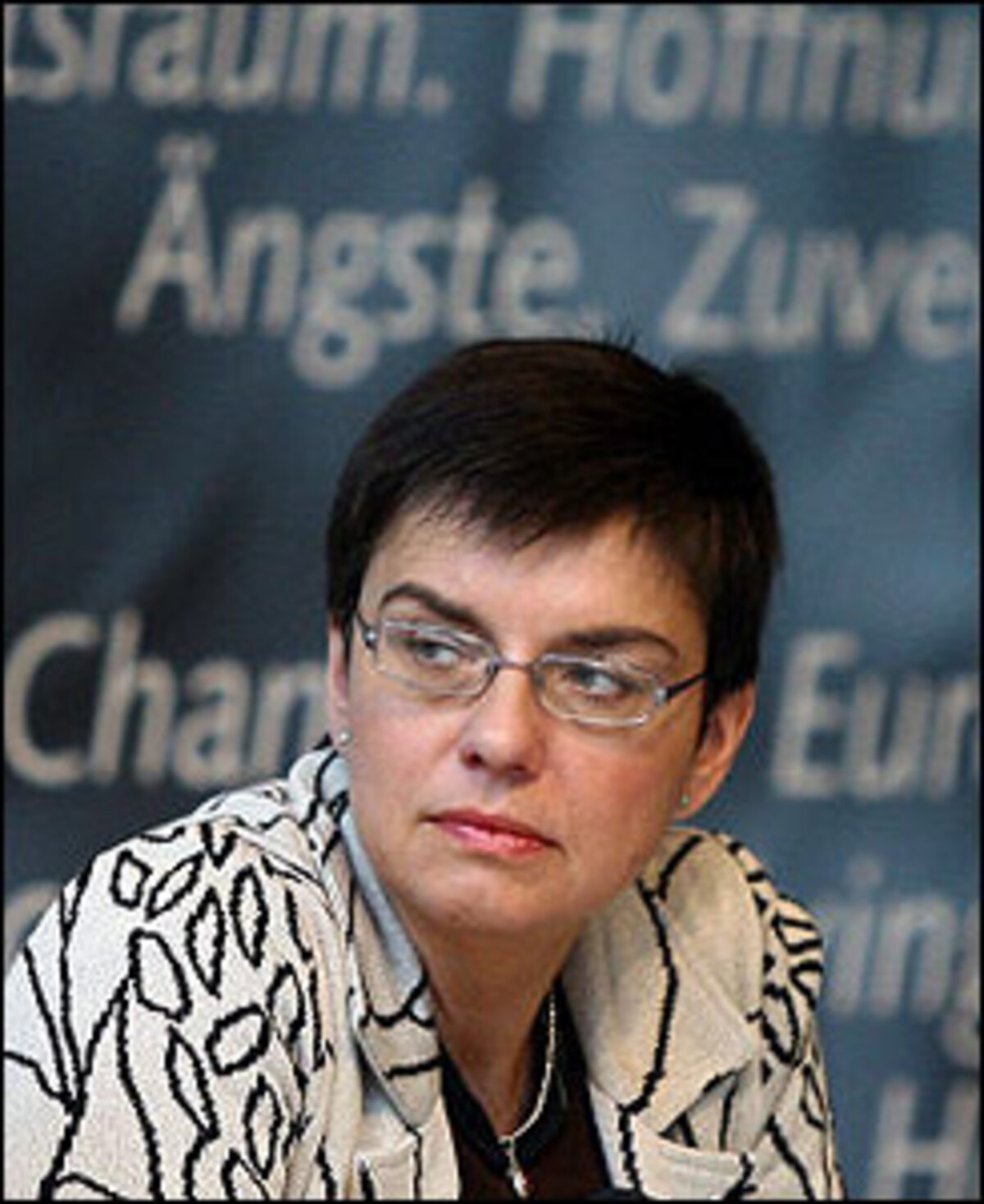 Nach dem Wahlergebnis gebe es eine einzige sinnvolle Option, eben die große Koalition, "oder Neuwahlen". "Alles andere ist ein Wolkenkuckucksheim, ein Wackelzustand, der dem Land nicht zumutbar ist".Die Grüne Vizechefin Madeleine Petrovic erklärte, dass es mit den Grünen keine Dreier-Koalitions-Experimente gebe..