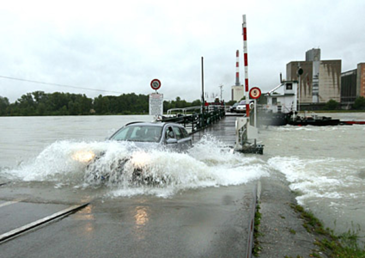 Den meisten Niederschlag gab es laut dem Ubimet-Wetterdienst in Lunz am See, hier fielen seit Dienstagfrüh 249 l/m² an Regen. Auch in Oberndorf bei Wieselburg sind mehr als 200 l/m² Regen gefallen. Mit 208 l/m² wurde hier sogar ein neuer Niederschlagsrekord für den Juni aufgestellt. Im Bild: Die Rollfähre über die Donau bei Korneuburg musste den Betrieb einstellen