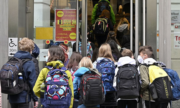 Beim Betreten der Schule muss die Maske weiterhin getragen werden. Am Sitzplatz darf sie abgenommen werden.