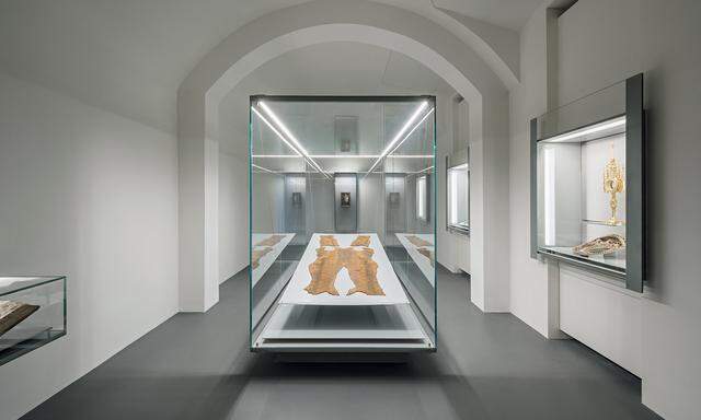 Die Schatzkammer des von Boris Podrecca umgebauten neuen Dommuseums: mit dem Porträt Rudolf IV. hinten und seinem persischen Leichen-Anzug vorne. 