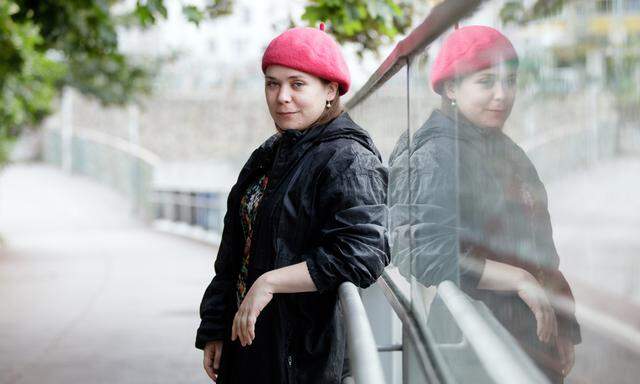 Stefanie Sargnagel zu ihrer roten Mütze: „Markenzeichen hatte ich, seit ich klein war, das mochte ich schon immer.“