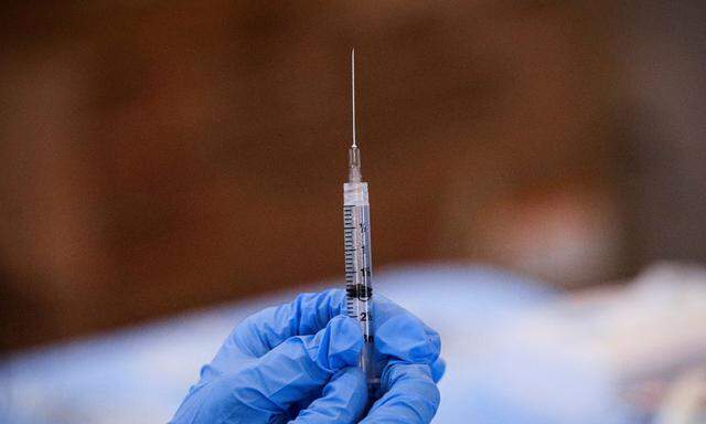 Die Bundesregierung hat am Sonntag den finalen Entwurf für eine allgemeine Impfpflicht gegen das Coronavirus präsentiert. 