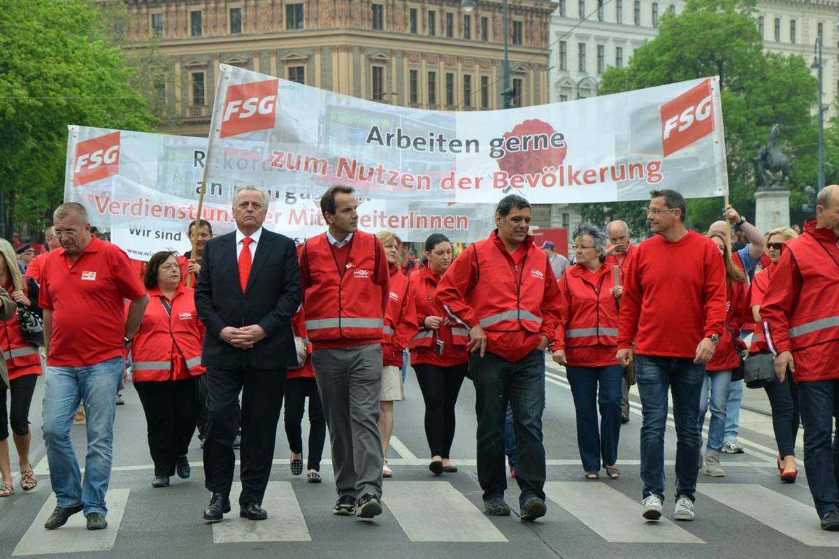 Den Anfang macht, pünktlich um 9 Uhr, Sozialminister Rudolf Hundstorfer mit zahlreichen Anhängern der FSG (Fraktion Sozialdemokratischer GewerkschafterInnen). Ihre Botschaft: ''Wir arbeiten gerne - zum Nutzen der Bevölkerung''.