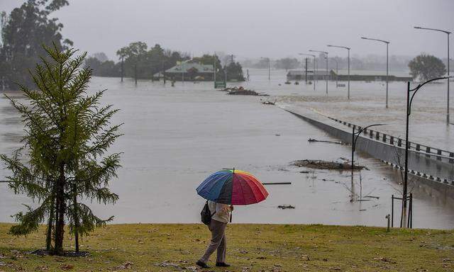 (220704) -- SYDNEY, July 4, 2022 -- Photo taken on July 4, 2022 shows a flooded area in Windsor, New South Wales, Austr