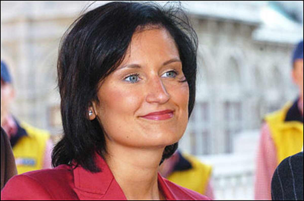 Ich fürchte mich nicht vor der Opposition, die SPÖ soll jetzt beweisen, was sie kann. Ich setze mich dann erste Reihe fußfrei und schaue mir an, wie es die SPÖ mit ihren Wahlversprechen hält: Eurofighter abschaffen, Studiengebühren abschaffen und Rücknahme der Pensionsreform."Silvia Fuhrmann, Obfrau der Jungen ÖVP.