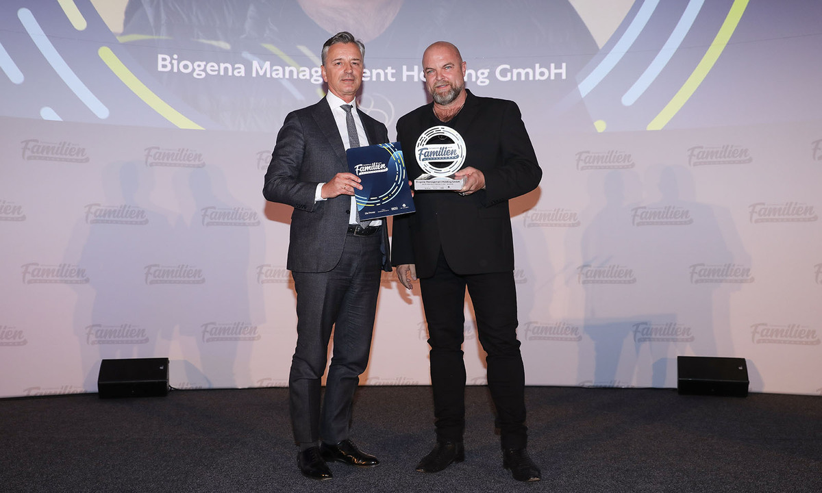 Das beste Familienunternehmen von Salzburg: Biogena Management Holding GmbH aus Salzburg. Bankhaus Spängler-Vorstandssprecher Werner G. Zenz (l.) zeichnet Biogena-CEO Albert Schmidbauer aus.
