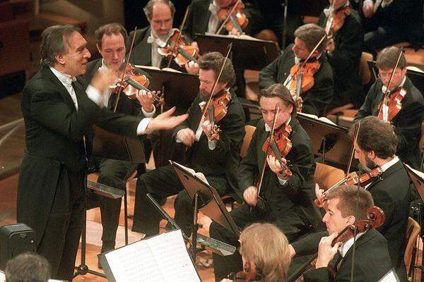 Scala-Intendant Stephane Lissner umwarb Abbado 2005 für eine Rückkehr als Musikdirektor am Mailänder Opernhaus, der Dirigent lehnte jedoch ab. Trotzdem verbanden Abbado zuletzt wieder enge Bande mit der Scala: Am 30. Oktober 2012 dirigierte Abbado nach 20 Jahren wieder ein Konzert an der Scala.