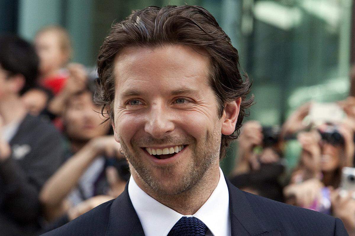 Seinen Durchbruch feierte Bradley Cooper 2009 mit der schrillen Komödie "Hangover". Zwei Jahre später wurde der US-Mime zum "Sexiest Man Alive" gewählt. Aktuell feiert der 37-Jährige ein Liebescomeback mit Schauspielkollegin Zoe Saldana.